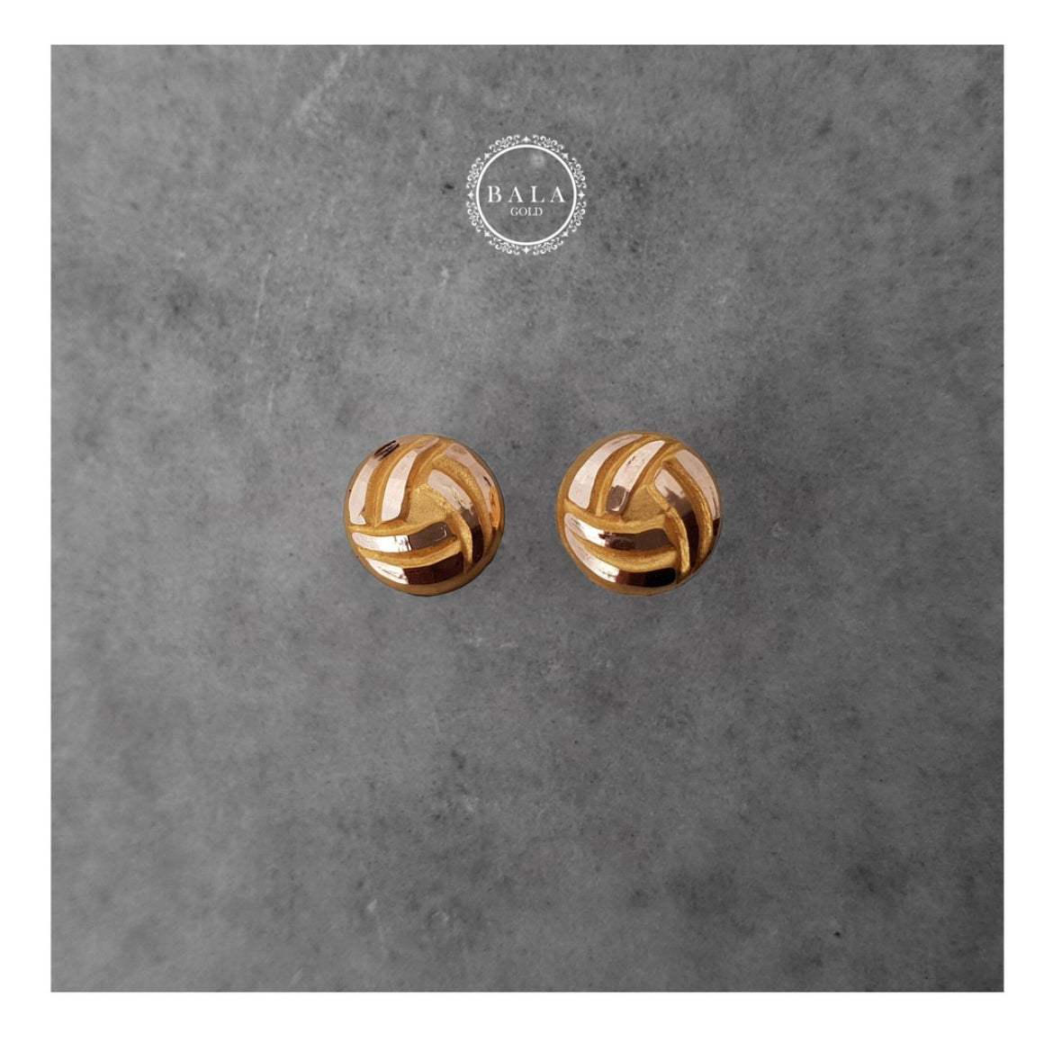 Gold Ear studs pair